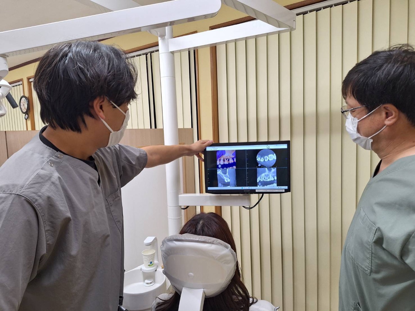 チェアのモニターでCT画像を見ながら説明している様子