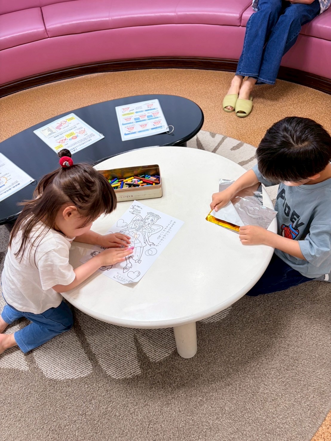 待合室でお絵かきをする子どもたち